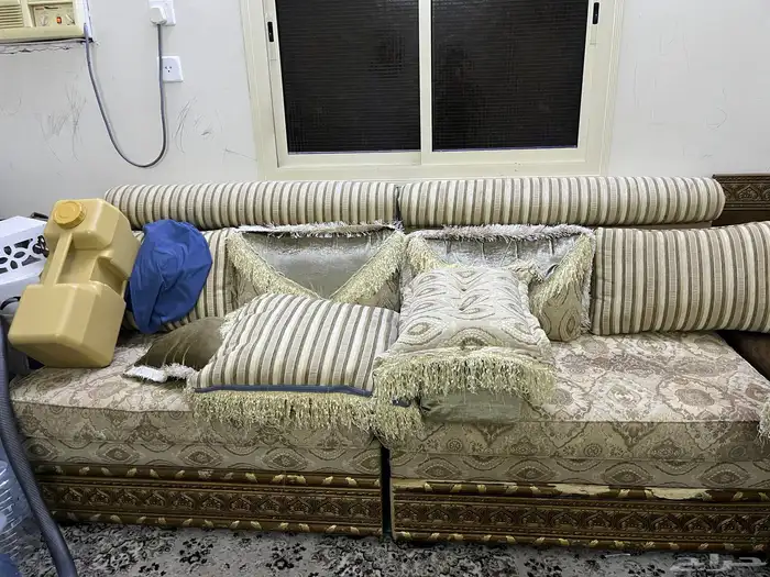 كنب مكون من قطعتين و طوله كبيره الموقع املج 0