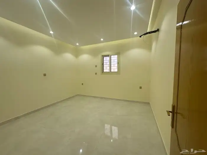 شقه ارضيه للبيع حي اليرموك مساحه كبيره 12