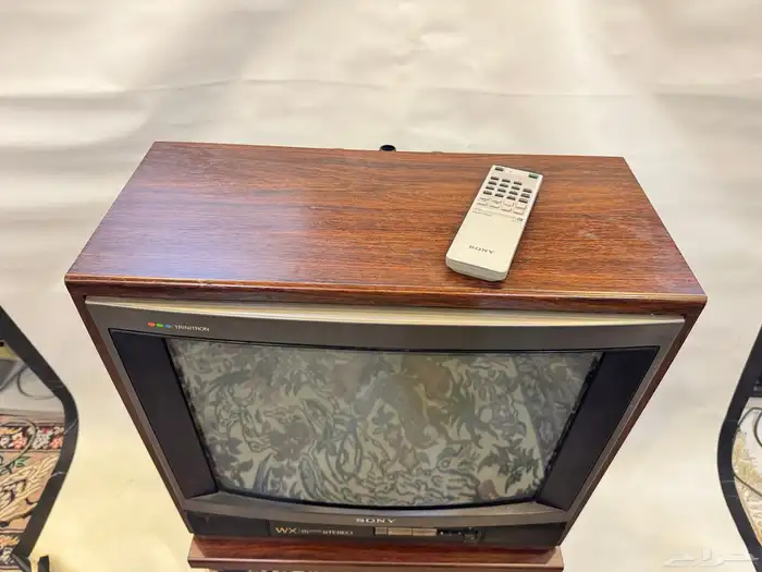 تلفزيون سوني قديم خشب 1