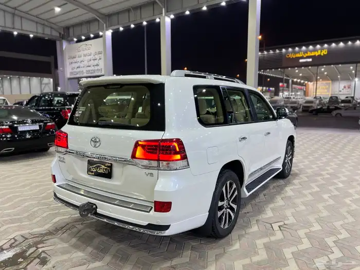 تويوتا لاندكروزر 2019 تورنج فل كامل سعودي ماشي 77 الف 5
