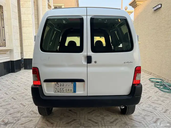 فان بيجو 2009 بضاعة عداد 5 الاف 5