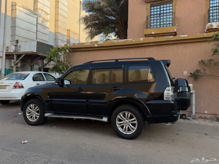 للبيع  متسوبيشي باجيرو 2017 فل علامة ذهبية (مخزن) 2