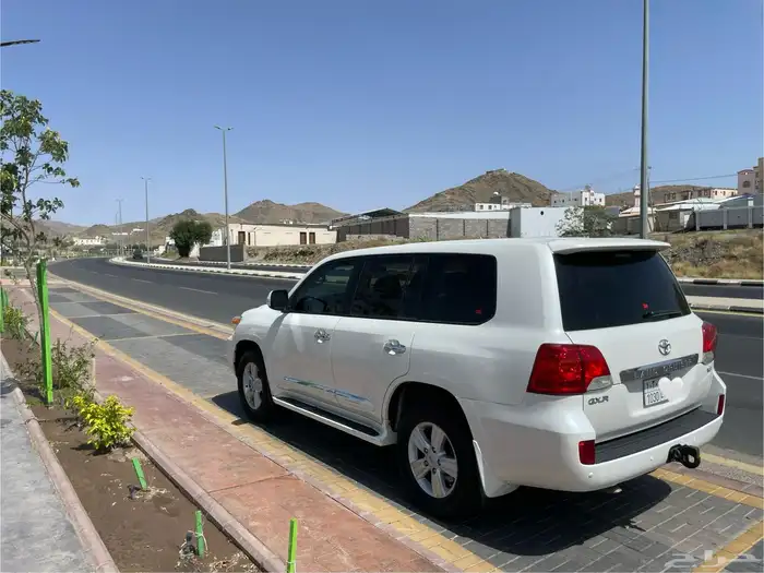 لاندكروزر مديل 2014 فل كامل في غاية النظافة 3