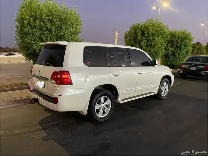 لاندكروزر مديل 2014 فل كامل في غاية النظافة 8