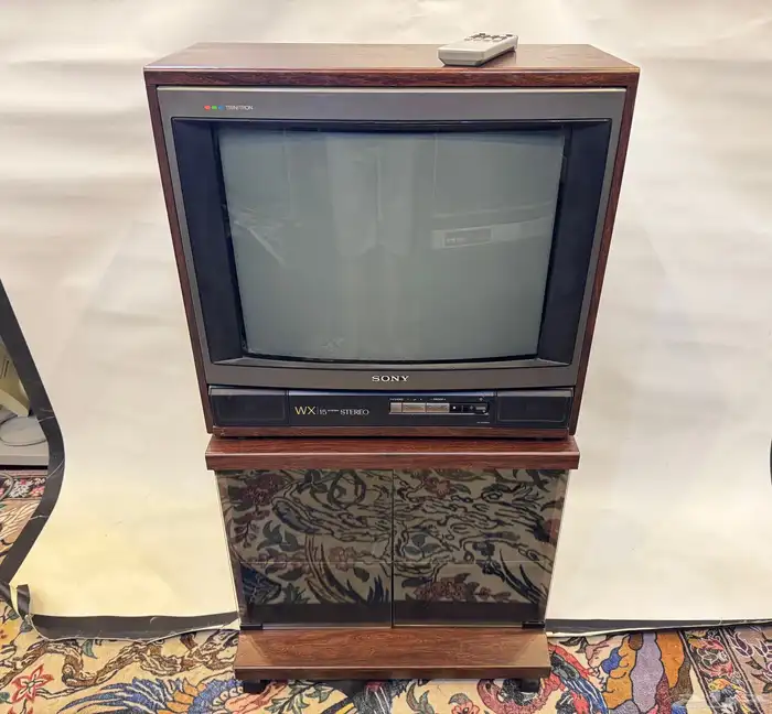تلفزيون سوني قديم خشب 0
