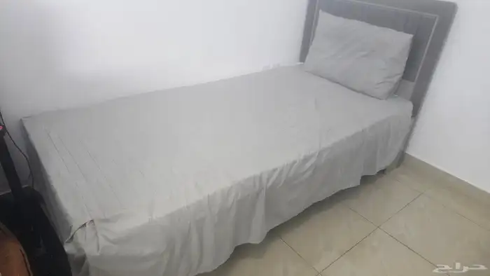 دولاب ثلاث فتحات وسريرين شبه جديد البيع مستعجل جدا 1