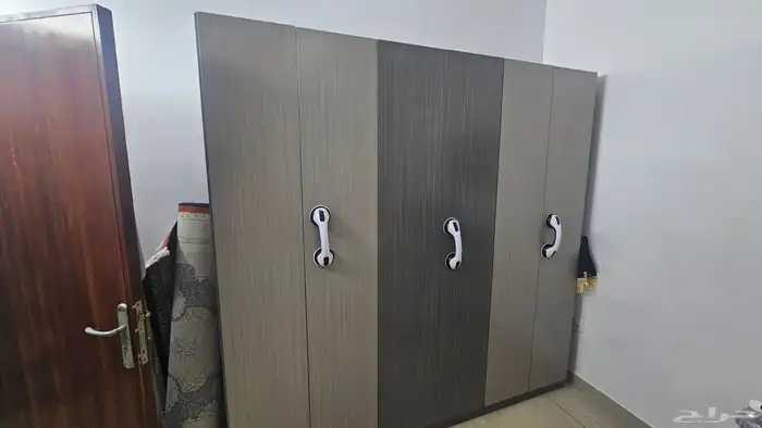 دولاب ثلاث فتحات وسريرين شبه جديد البيع مستعجل جدا 2