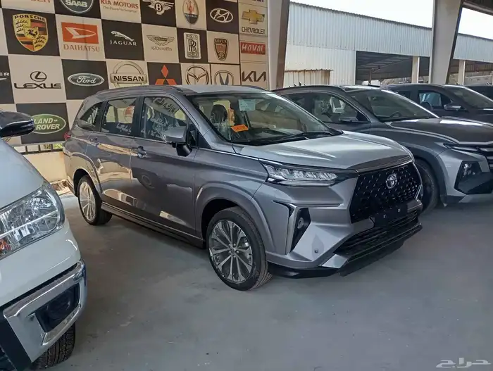 متوفر تويوتا فيلوز لون ابيض  رمادي فضي  اسود 2