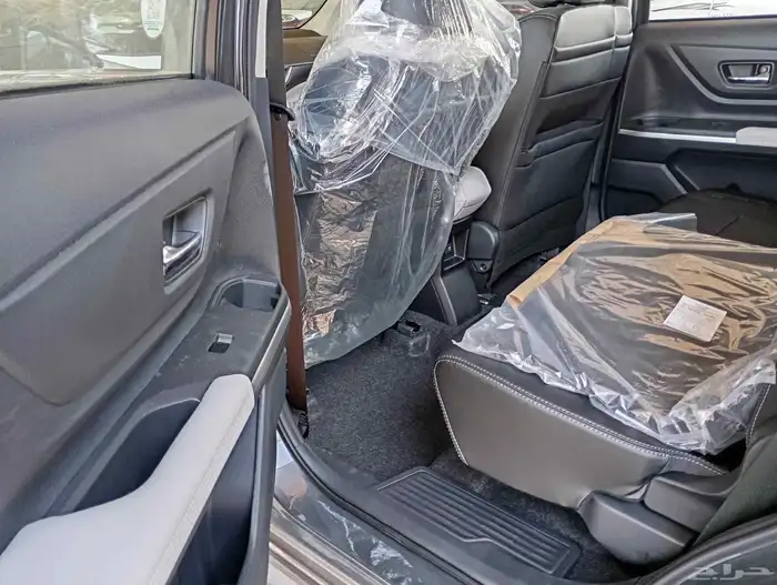 متوفر تويوتا فيلوز لون ابيض  رمادي فضي  اسود 5