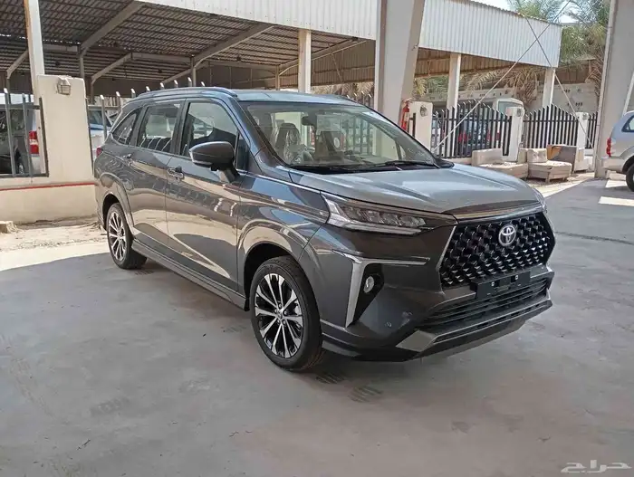 متوفر تويوتا فيلوز لون ابيض  رمادي فضي  اسود 7