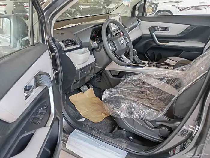 متوفر تويوتا فيلوز لون ابيض  رمادي فضي  اسود 4