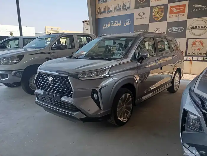 متوفر تويوتا فيلوز لون ابيض  رمادي فضي  اسود 1