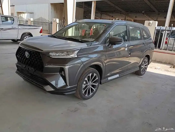 متوفر تويوتا فيلوز لون ابيض  رمادي فضي  اسود 6