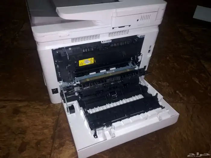 للبيع طابعة Hp فيتنام ملون واسود ليزر 2