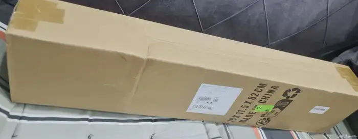 شاشة عرض مع حامل ثلاثي للبرجكتور . 4