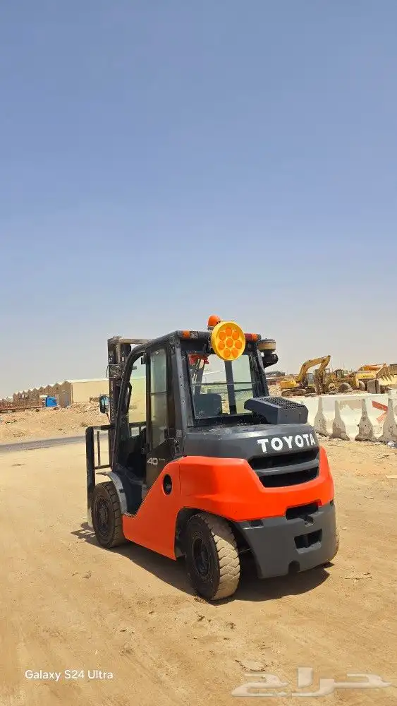 رافعات شوكيه ديزل عدد 3 اثنين 4طن واحده 3طن 9