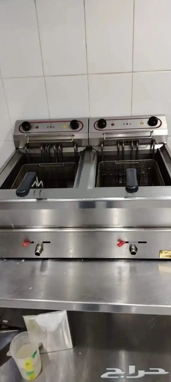 أغراض مطعم للبيع جديده قلايه بطاطيس إيطالي ضمان الهليس وقياس 0