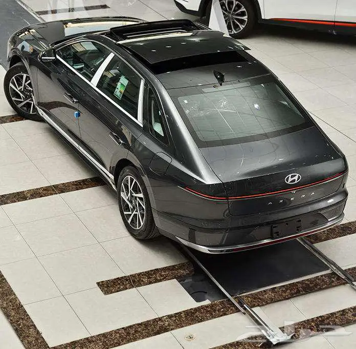 هيونداي ازيرا 2026 كلاسيك بريميوم كاليجرافي - لون اسود 3