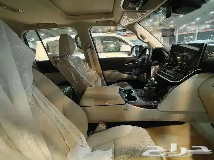لاندكروزر L4 بنزين موديل 2025 12