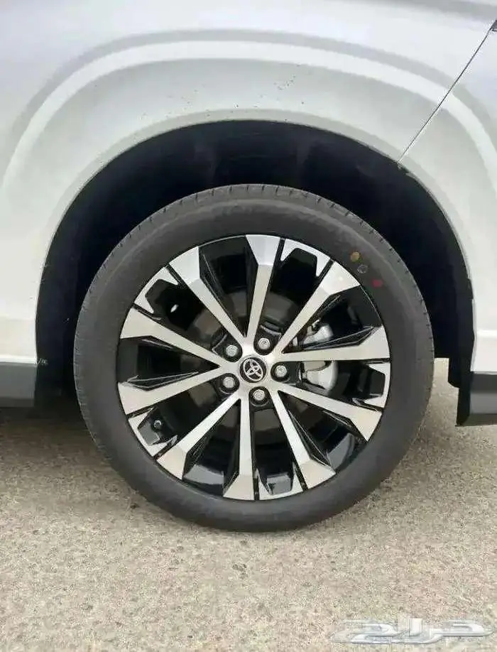 تويوتا فيلوز 2025 لون ابيض أو فضي كاش أسعار متميزه 3