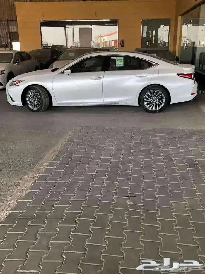 لكزس ES 350 فئة DD فل كامل 2025 متوفر لدى الحسن 1