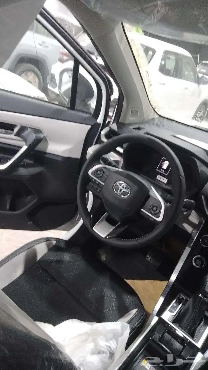 تويوتا فيلوز 2025 ابيض ورمادى 4