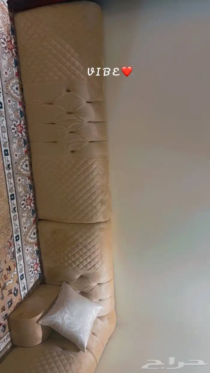 للبيع مساند ومفرشه نظيفه جدا اخت الجديد مقاس المفرشه 4 في 3 1
