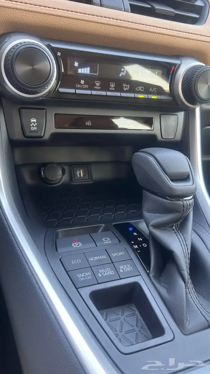 تويوتا راف فور LE 2025 لدى شركة عبدالمجيد الخضر 14