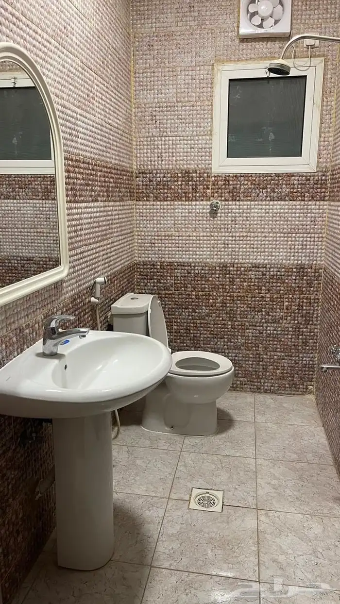 شقة خمس غرف دور ارضي ومدخل خاص حي السلام 23