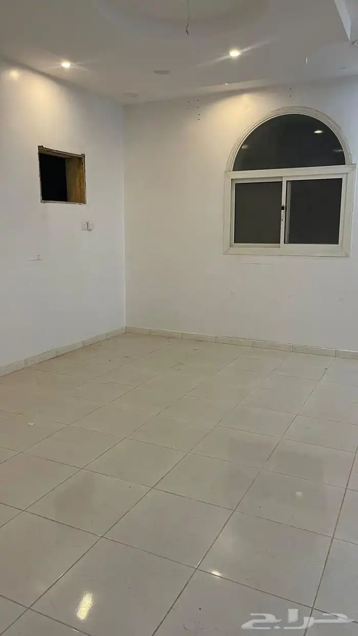 شقة خمس غرف دور ارضي ومدخل خاص حي السلام 22