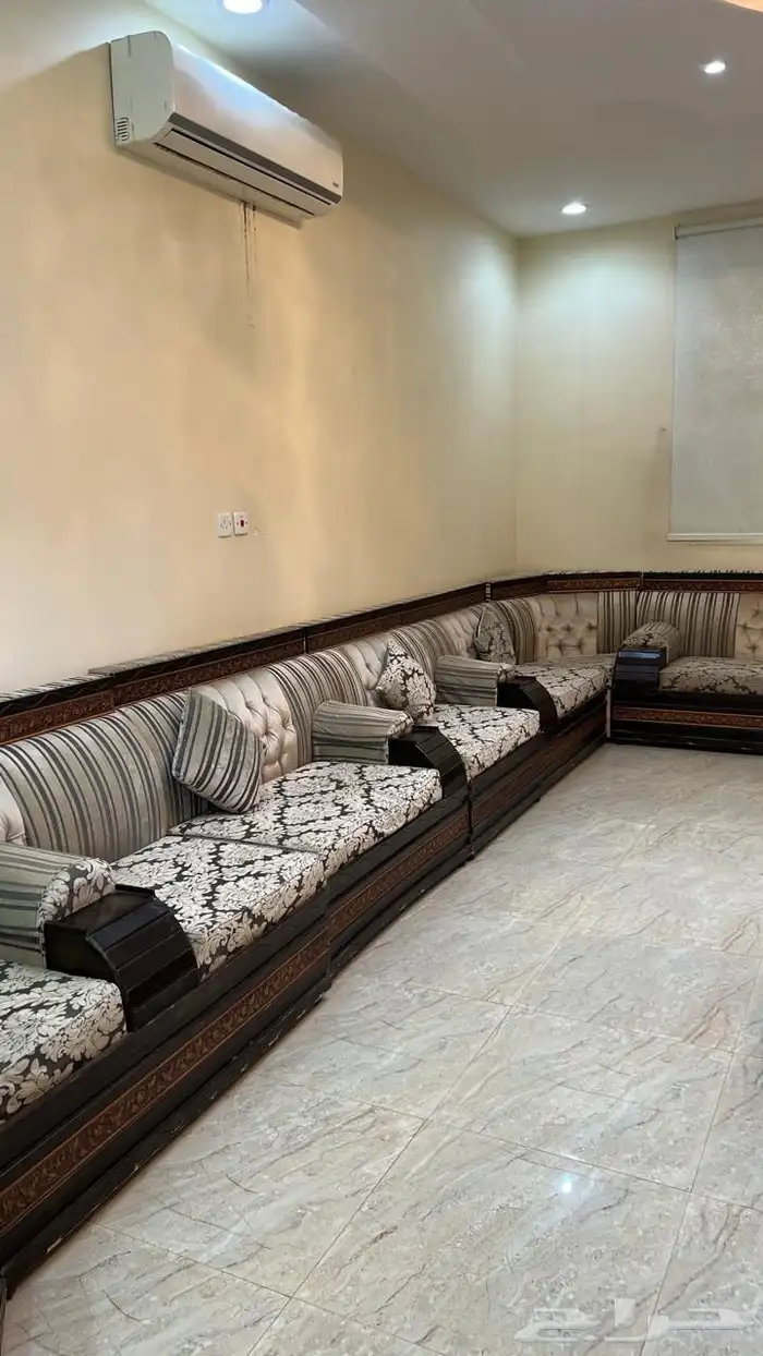 كنب خشب 5 7 البيع مستعجل 1