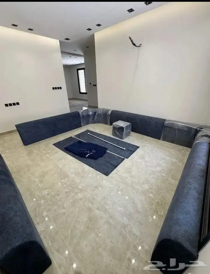 مساند أرضي شبة جديد مع ستارة وملحاقتها وأربعه مراكي 1