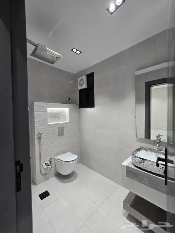 للبيع عرض خاص بحي المعارض وسط الخدمات أدوارعلويه 520 ألف6غرف 24