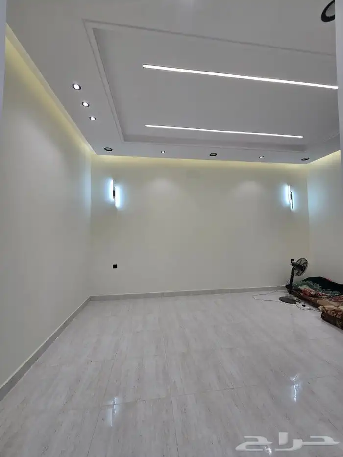 للبيع دور أرضي مساحه كبيره وغرف وسيعه تشطيب فاخر VIPحي الطلح 6