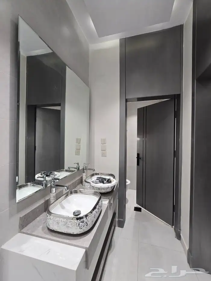 للبيع عرض خاص بحي المعارض وسط الخدمات أدوارعلويه 520 ألف6غرف 9