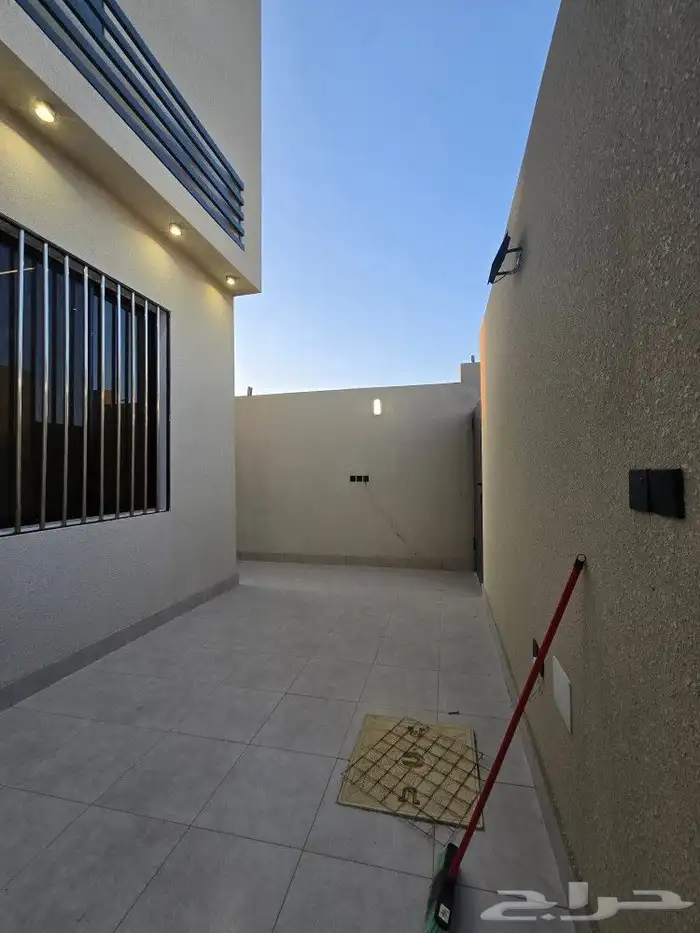 للبيع دور أرضي مساحه كبيره وغرف وسيعه تشطيب فاخر VIPحي الطلح 3