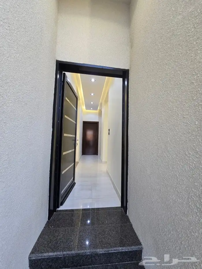 للبيع دور أرضي مساحه كبيره وغرف وسيعه تشطيب فاخر VIPحي الطلح 5