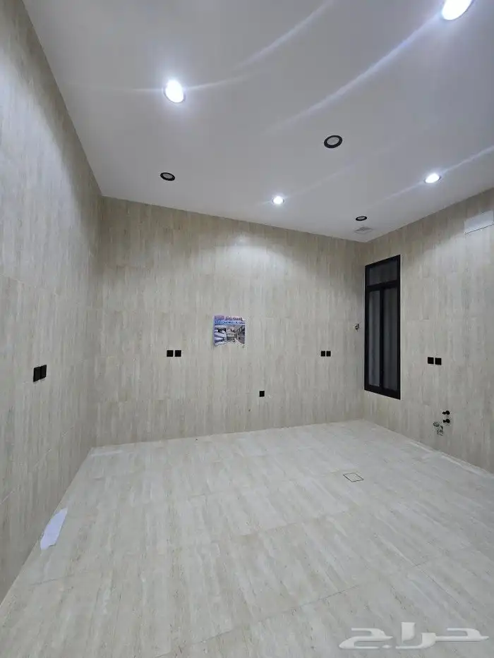 للبيع دور أرضي مساحه كبيره وغرف وسيعه تشطيب فاخر VIPحي الطلح 9