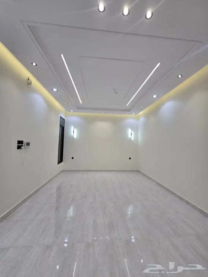 للبيع دور أرضي مساحه كبيره وغرف وسيعه تشطيب فاخر VIPحي الطلح 11