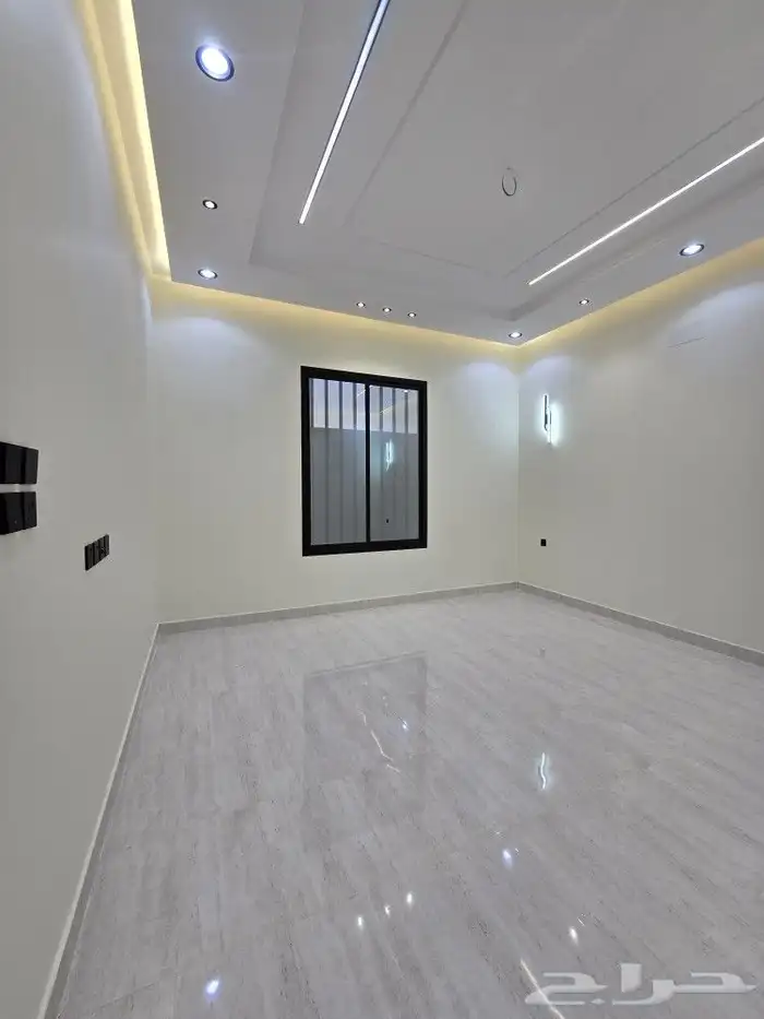 للبيع دور أرضي مساحه كبيره وغرف وسيعه تشطيب فاخر VIPحي الطلح 14