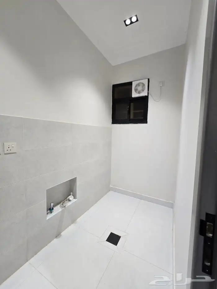 للبيع عرض خاص بحي المعارض وسط الخدمات أدوارعلويه 520 ألف6غرف 14