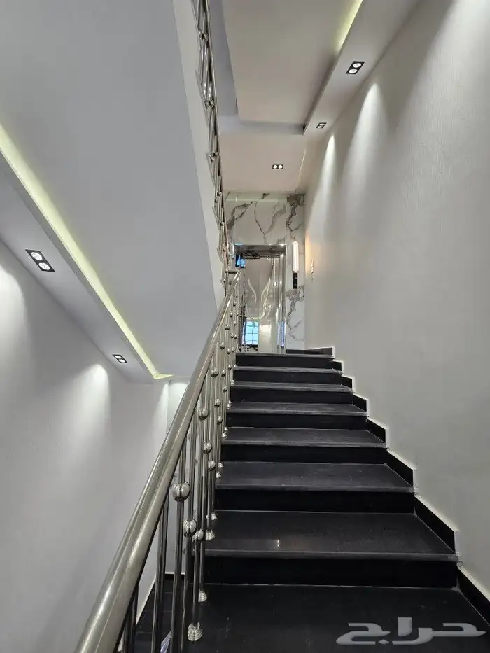 للبيع عرض خاص بحي المعارض وسط الخدمات أدوارعلويه 520 ألف6غرف 6