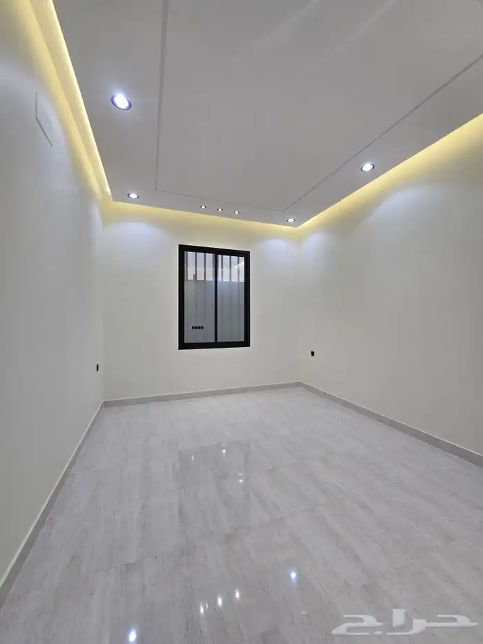 للبيع دور أرضي مساحه كبيره وغرف وسيعه تشطيب فاخر VIPحي الطلح 16