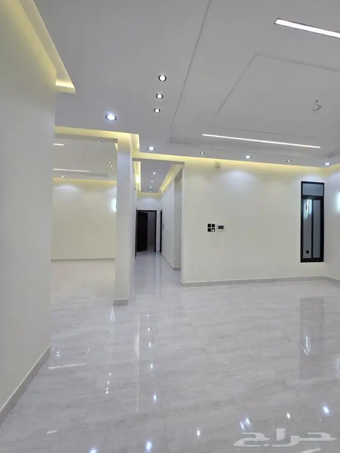 للبيع دور أرضي مساحه كبيره وغرف وسيعه تشطيب فاخر VIPحي الطلح 21