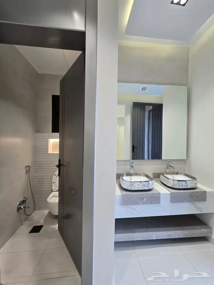 للبيع أدوار ارضيه وسط جميع الخدمات بحي المعارض 570 ألف 6غرف 7