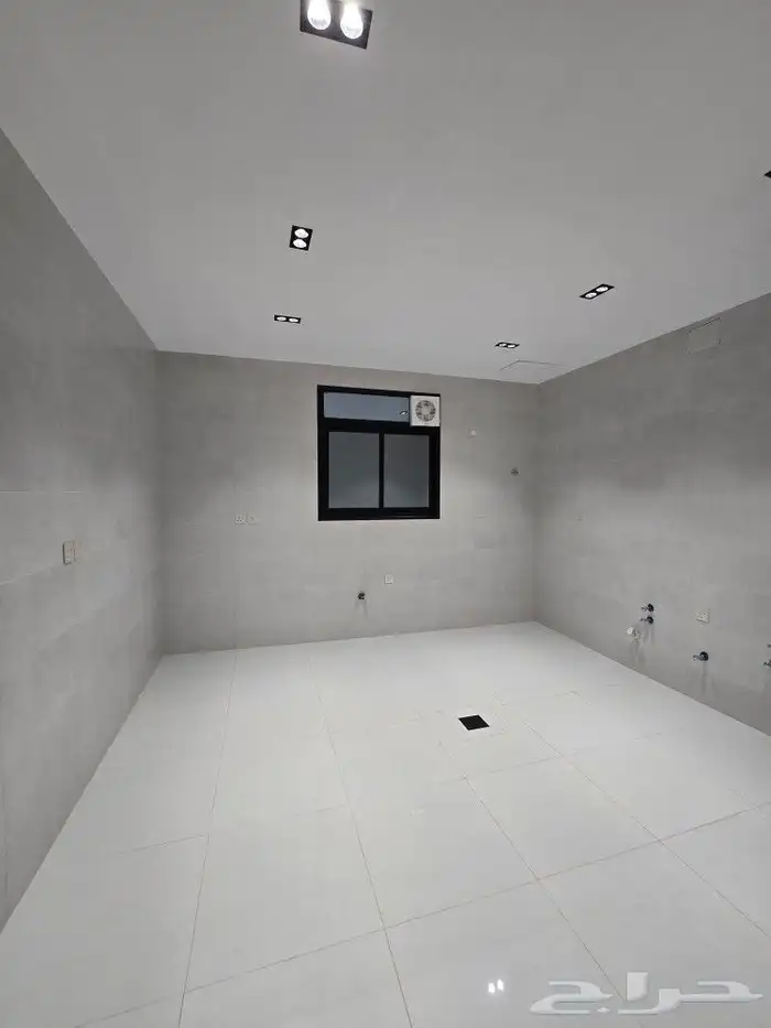 للبيع عرض خاص بحي المعارض وسط الخدمات أدوارعلويه 520 ألف6غرف 15