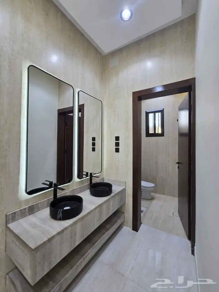 للبيع دور أرضي مساحه كبيره وغرف وسيعه تشطيب فاخر VIPحي الطلح 7