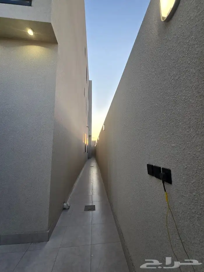 للبيع دور أرضي مساحه كبيره وغرف وسيعه تشطيب فاخر VIPحي الطلح 4