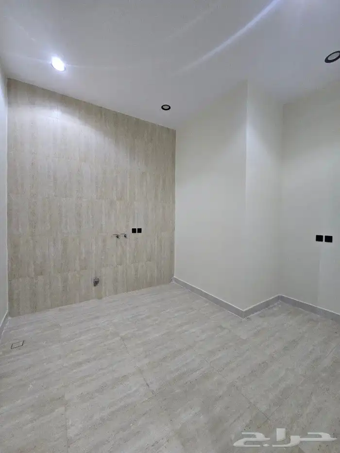 للبيع دور أرضي مساحه كبيره وغرف وسيعه تشطيب فاخر VIPحي الطلح 10