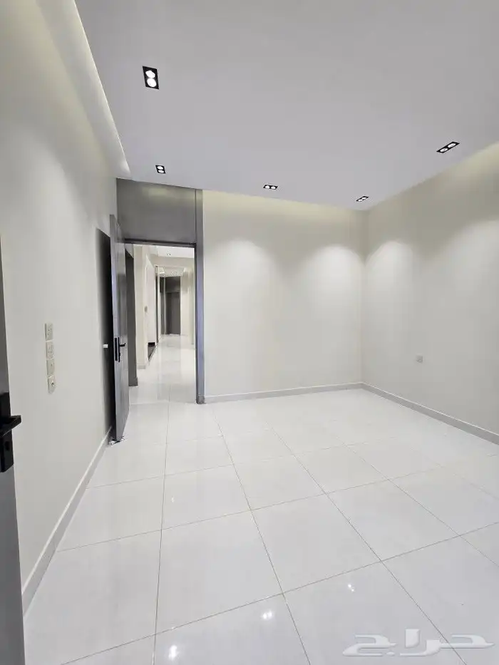 للبيع أدوار ارضيه وسط جميع الخدمات بحي المعارض 570 ألف 6غرف 8